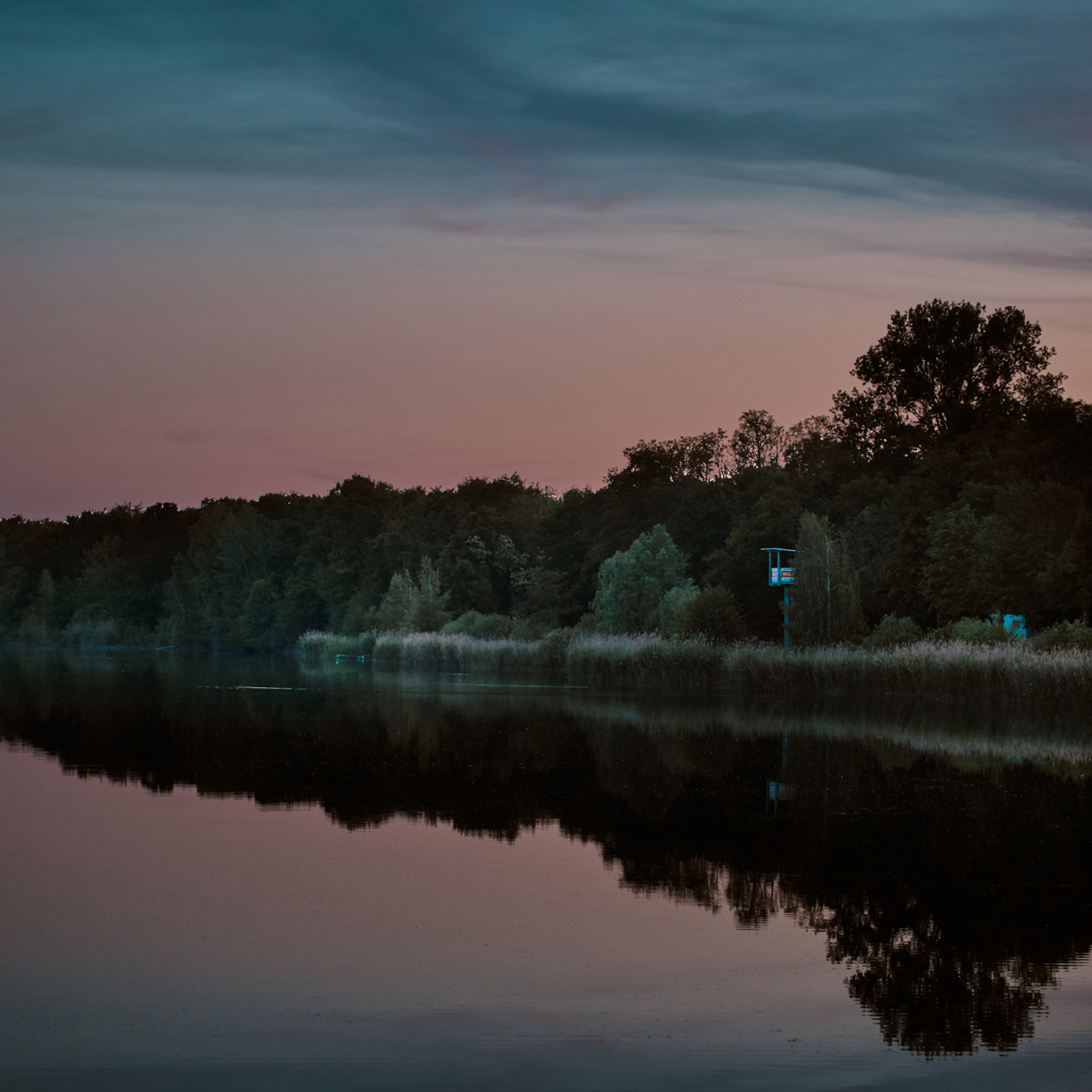 Uferpromenade bei Nacht